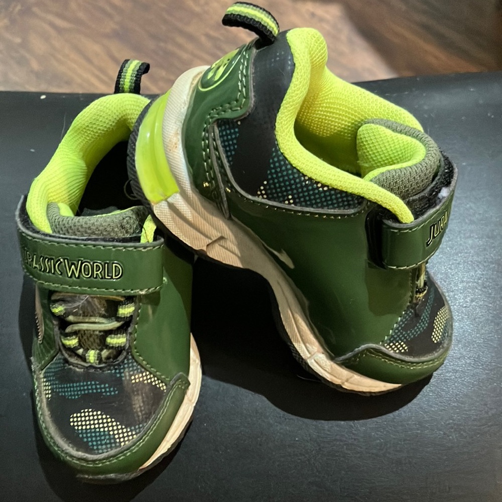 Jurassic World camo sneakers little boys size 6